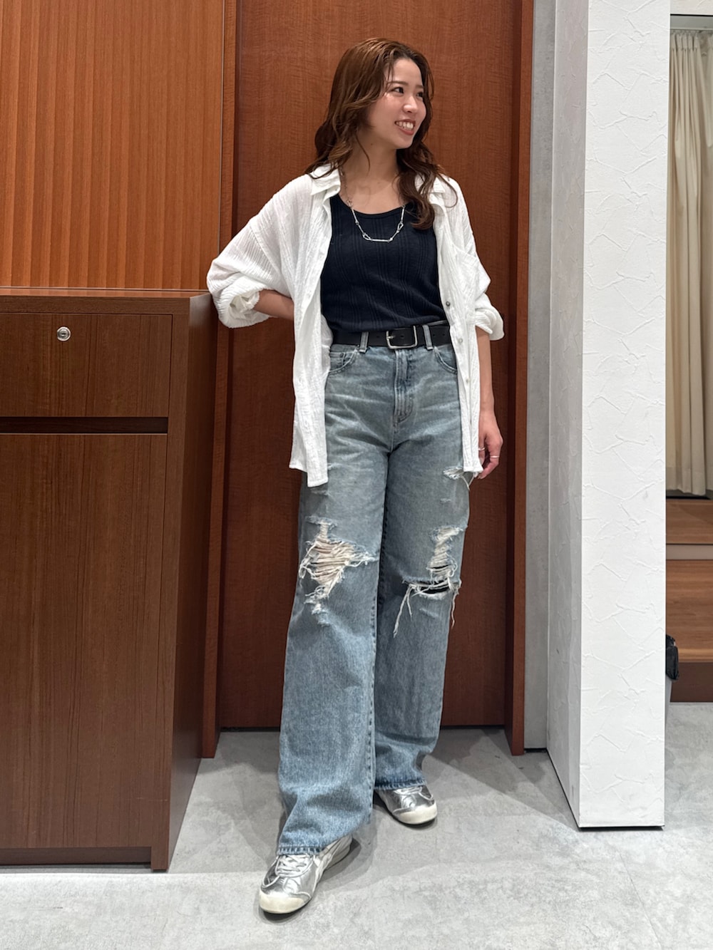 ブルー系のデニムパンツ、ホワイト系のシャツ/ブラウスを着用したレディースの春コーディネートの6枚目の写真