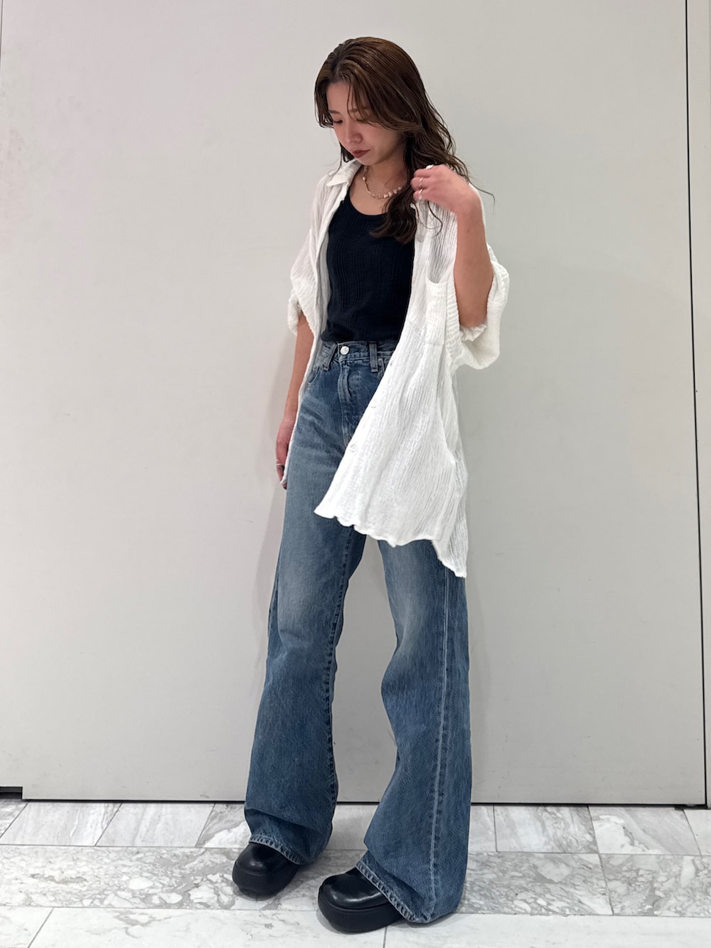 ブルー系のデニムパンツ、ホワイト系のシャツ/ブラウスを着用したレディースの春コーディネートの4枚目の写真