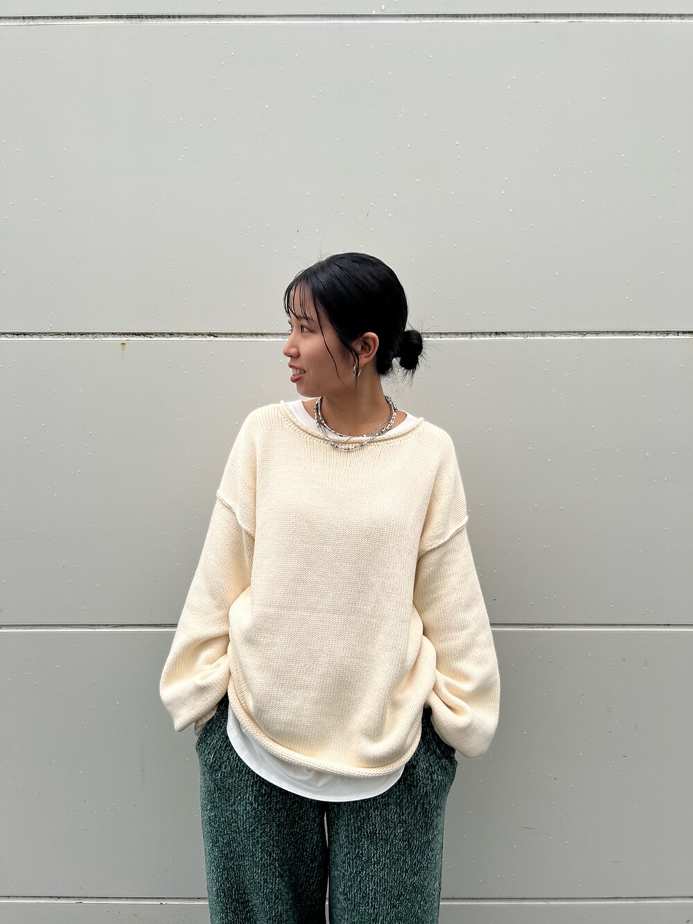 ホワイト系のニット/セーター、グリーン系のその他パンツ、ホワイト系のTシャツ/カットソーを着用したレディースの秋コーディネートの6枚目の写真