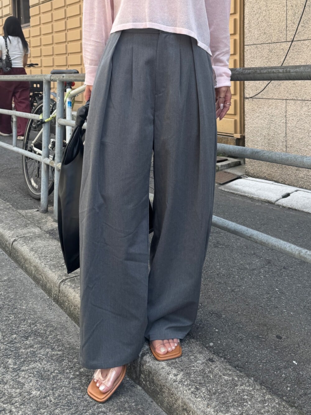 その他のサンダル、グレー系のその他パンツ、ブラック系のハンドバッグを着用したレディースの春コーディネートの7枚目の写真