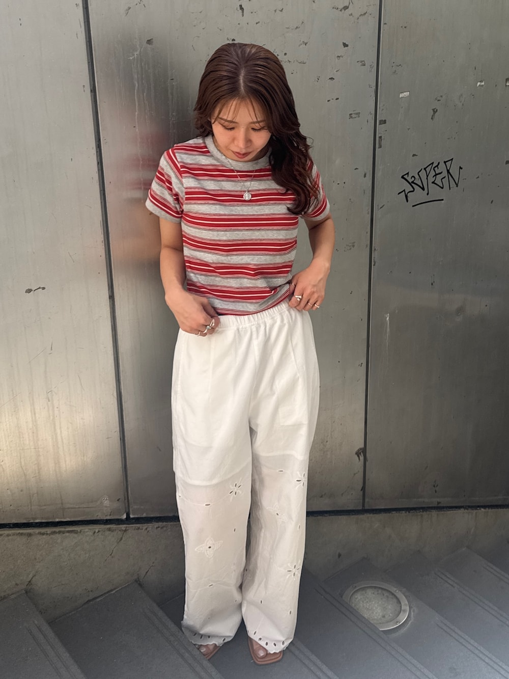 ホワイト系のその他パンツ、レッド系のTシャツ/カットソー、その他のサンダルを着用したレディースの春コーディネートの8枚目の写真