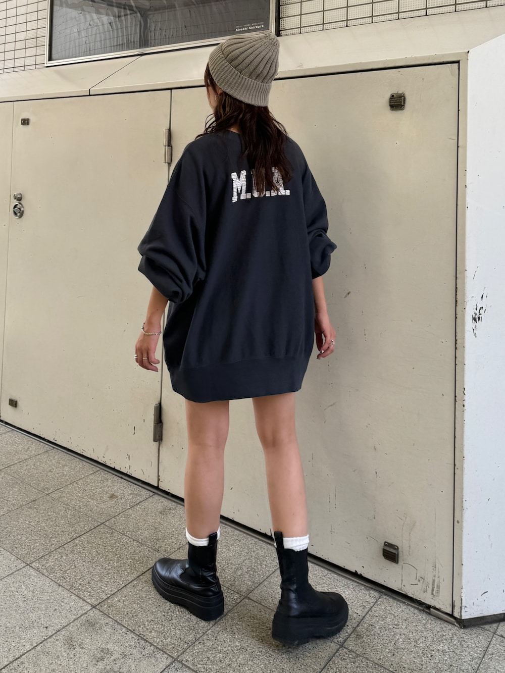 グレー系のスウェット、ブラウン系のその他パンツ、グレー系のニットキャップ/ビーニーを着用したレディースの秋コーディネートの6枚目の写真