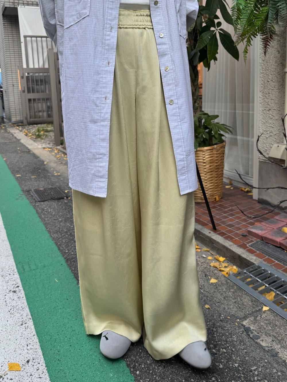 ホワイト系のTシャツ/カットソー、イエロー系のその他パンツ、その他のシャツ/ブラウスを着用したレディースの冬コーディネートの9枚目の写真