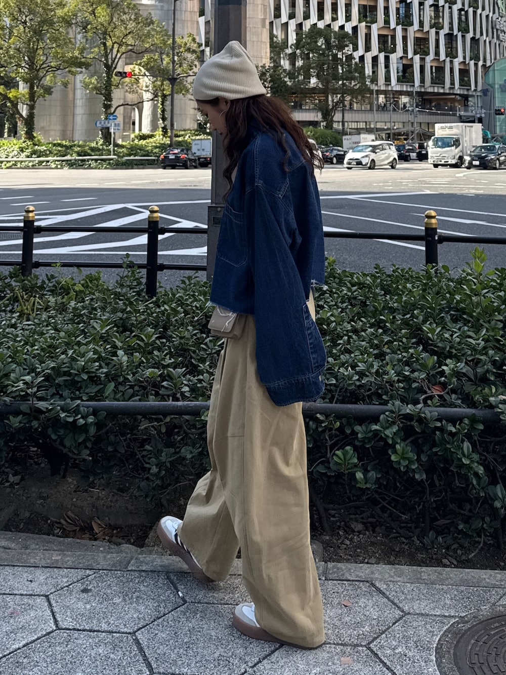 ベージュ系のチノパンツ、ブルー系のシャツ/ブラウスを着用したレディースの冬コーディネートの3枚目の写真