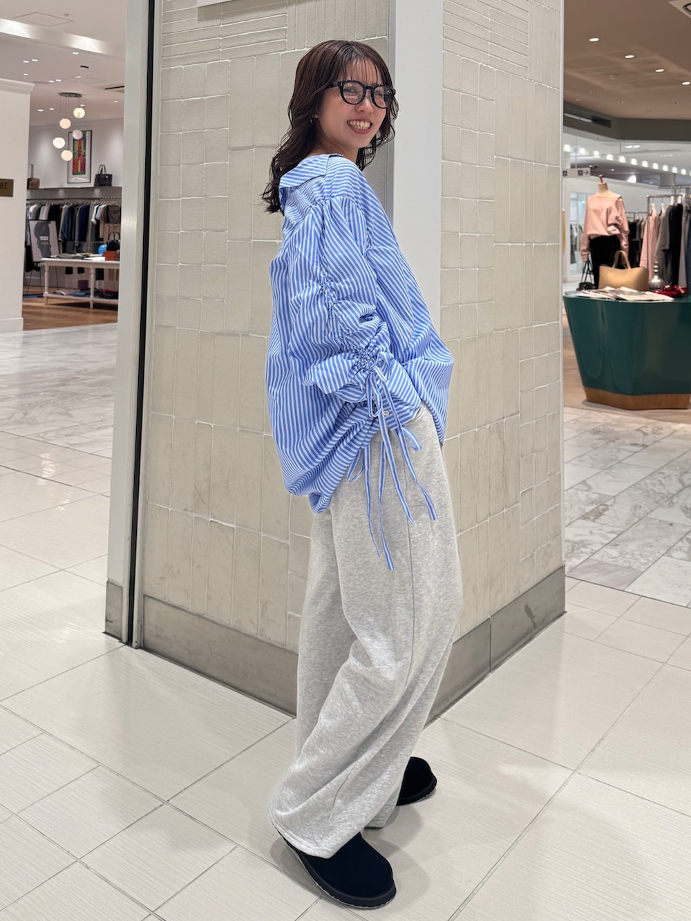 グレー系のスウェットパンツ、その他のシャツ/ブラウス、ブラック系のスリッポンを着用したレディースの秋コーディネートの3枚目の写真