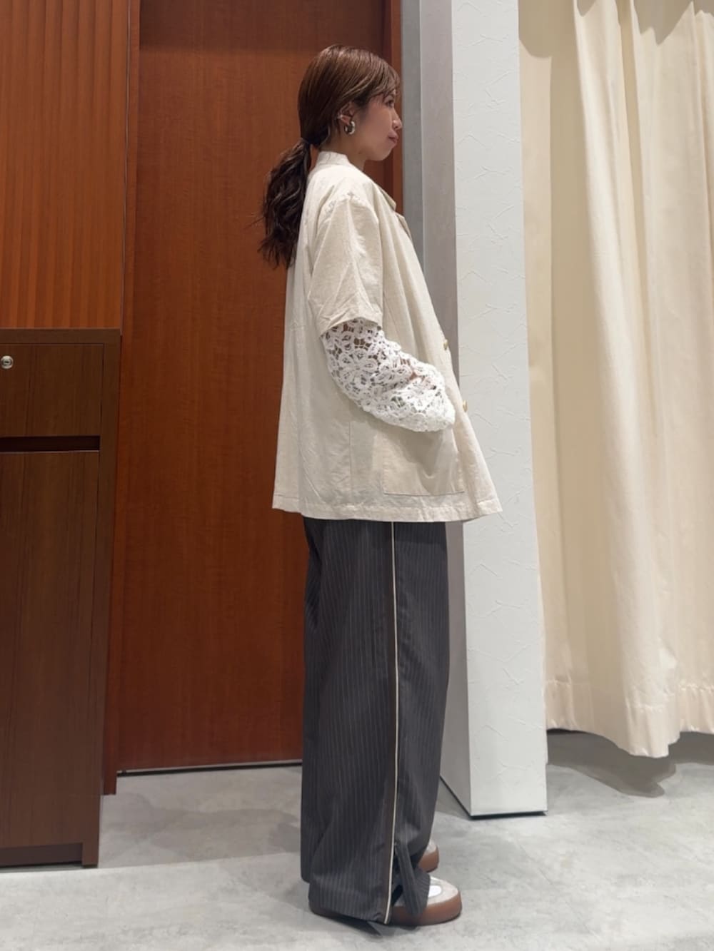 ホワイト系のシャツ/ブラウス、ホワイト系のシャツ/ブラウス、グレー系のその他パンツを着用したレディースの春コーディネートの3枚目の写真