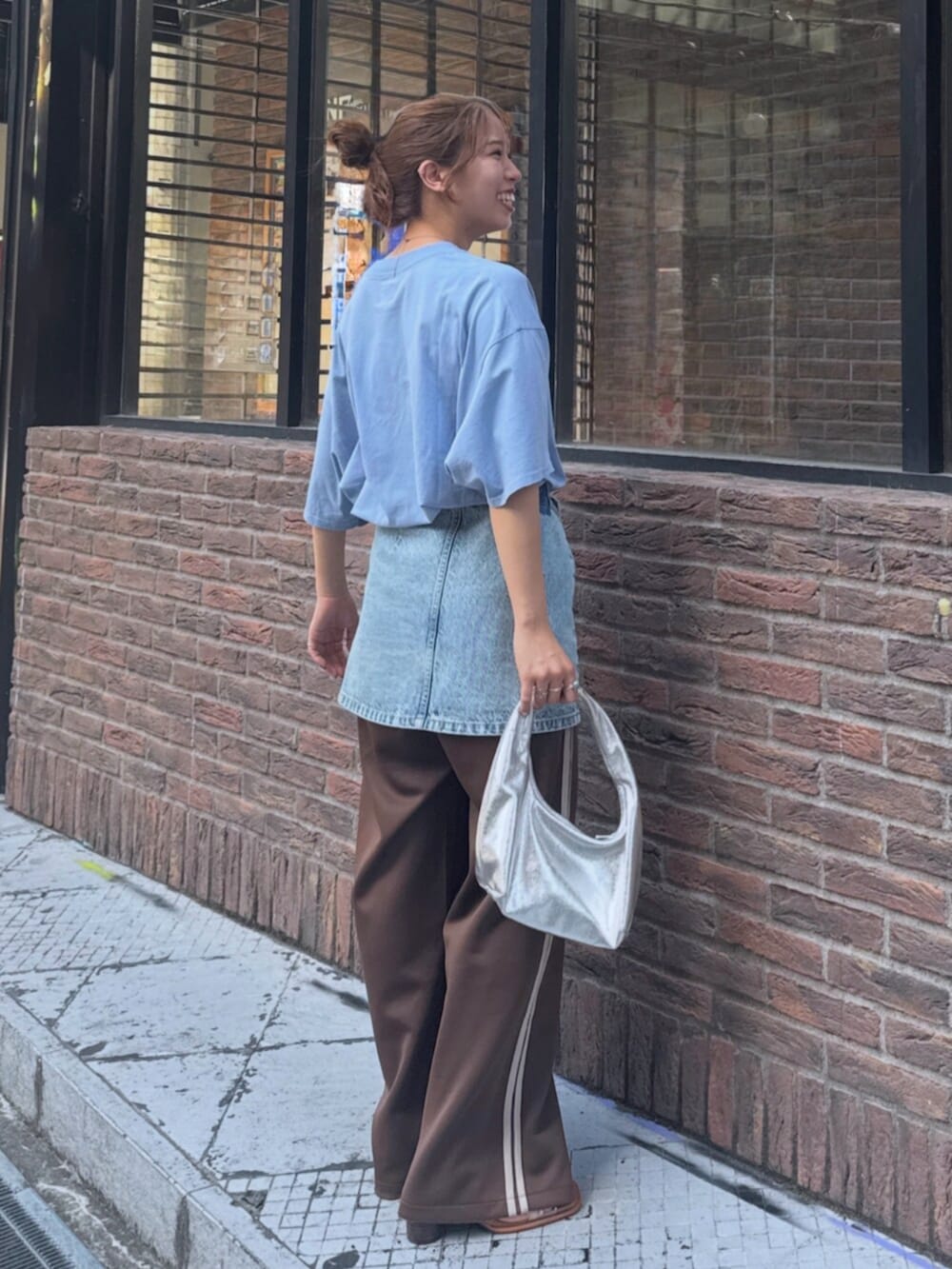 その他のサンダル、ブルー系のデニムスカート、ブラウン系のその他パンツを着用したレディースの夏コーディネートの4枚目の写真