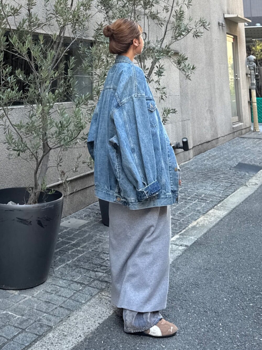 ベージュ系のデニムパンツ、グレー系のワンピース、ブルー系のデニムジャケットを着用したレディースの夏コーディネートの2枚目の写真