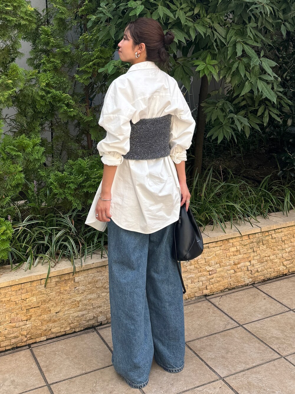 ブルー系のデニムパンツ、ホワイト系のシャツ/ブラウス、ブラック系のニット/セーターを着用したレディースの秋コーディネートの7枚目の写真