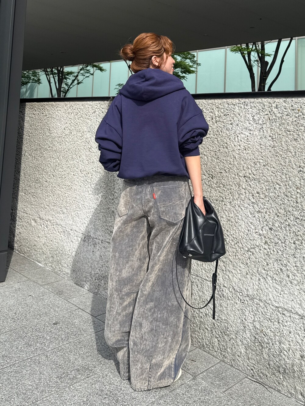 ベージュ系のデニムパンツ、ブルー系のパーカーを着用したレディースの夏コーディネートの4枚目の写真