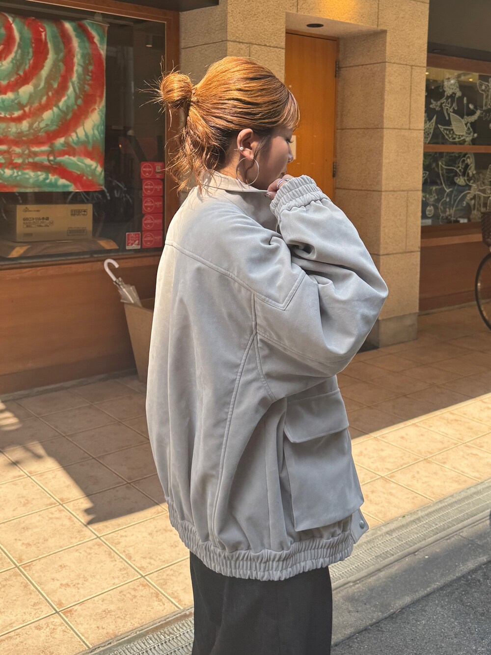 ベージュ系のブルゾン、ブラック系のデニムパンツ、ブラック系のスリッポンを着用したレディースの秋コーディネートの9枚目の写真