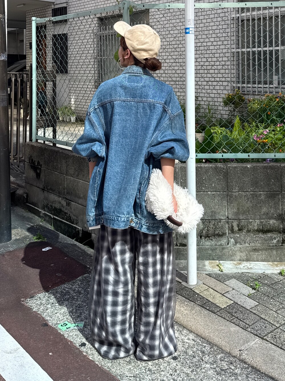 ブルー系のデニムジャケット、その他のその他パンツ、ホワイト系のハンドバッグを着用したレディースの夏コーディネートの4枚目の写真