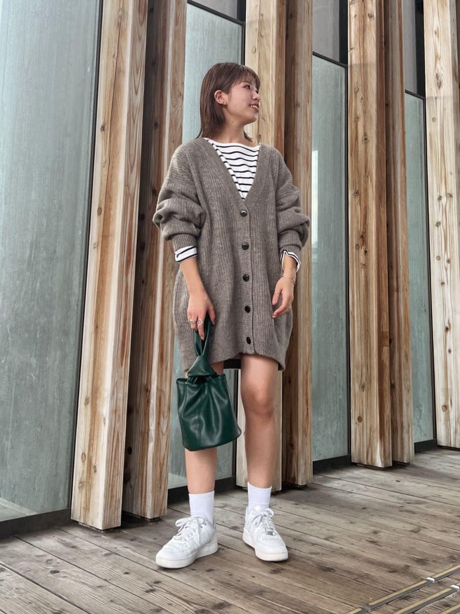 ベージュ系のステンカラーコート、ベージュ系のステンカラーコート、ブルー系のTシャツ/カットソーを着用したレディースの秋コーディネートの3枚目の写真