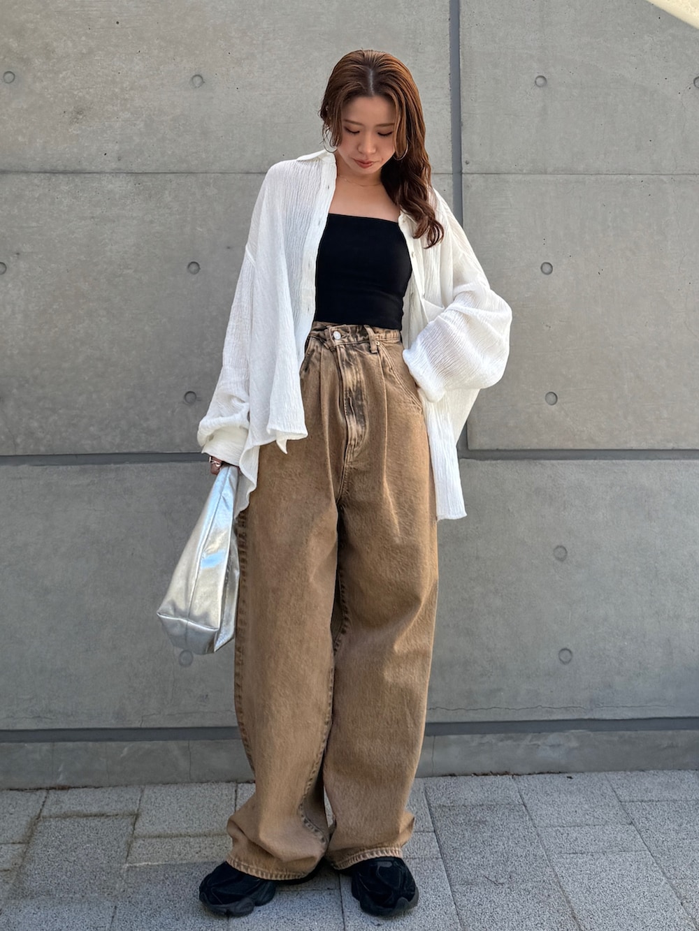 ブラウン系のデニムパンツ、ホワイト系のシャツ/ブラウスを着用したレディースの春コーディネートの7枚目の写真