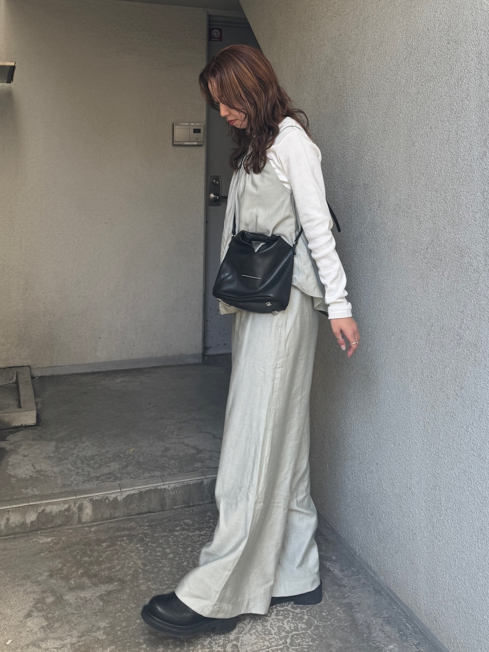 ブルー系のデニムジャケット、ホワイト系のTシャツ/カットソー、グリーン系のキャミソールを着用したレディースの冬コーディネートの7枚目の写真