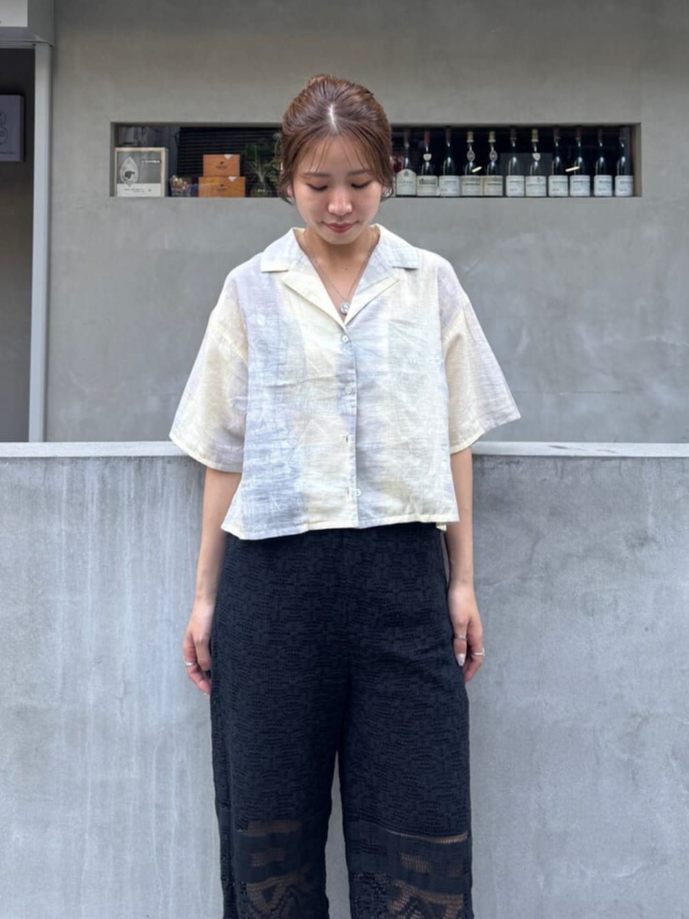 ブラック系のその他パンツ、その他のサンダル、ブルー系のシャツ/ブラウスを着用したレディースの春コーディネートの5枚目の写真