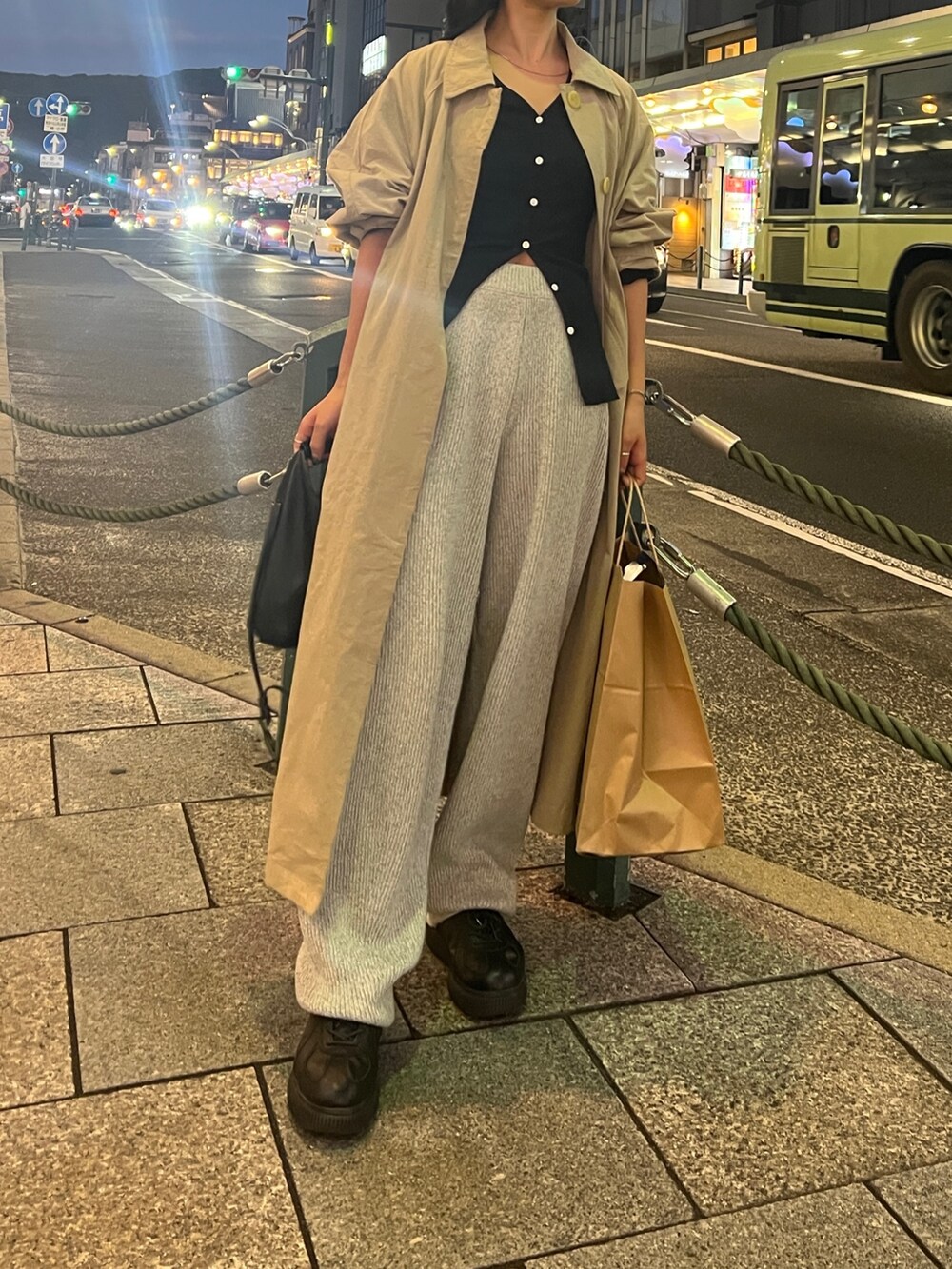 グレー系のその他パンツ、ベージュ系のステンカラーコートを着用したレディースの秋コーディネートの2枚目の写真