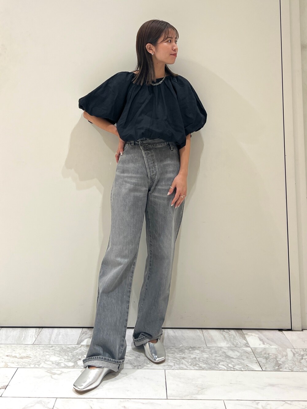 シルバー系のパンプス、ブラック系のデニムパンツ、ブラック系のシャツ/ブラウスを着用したレディースの夏コーディネートの3枚目の写真