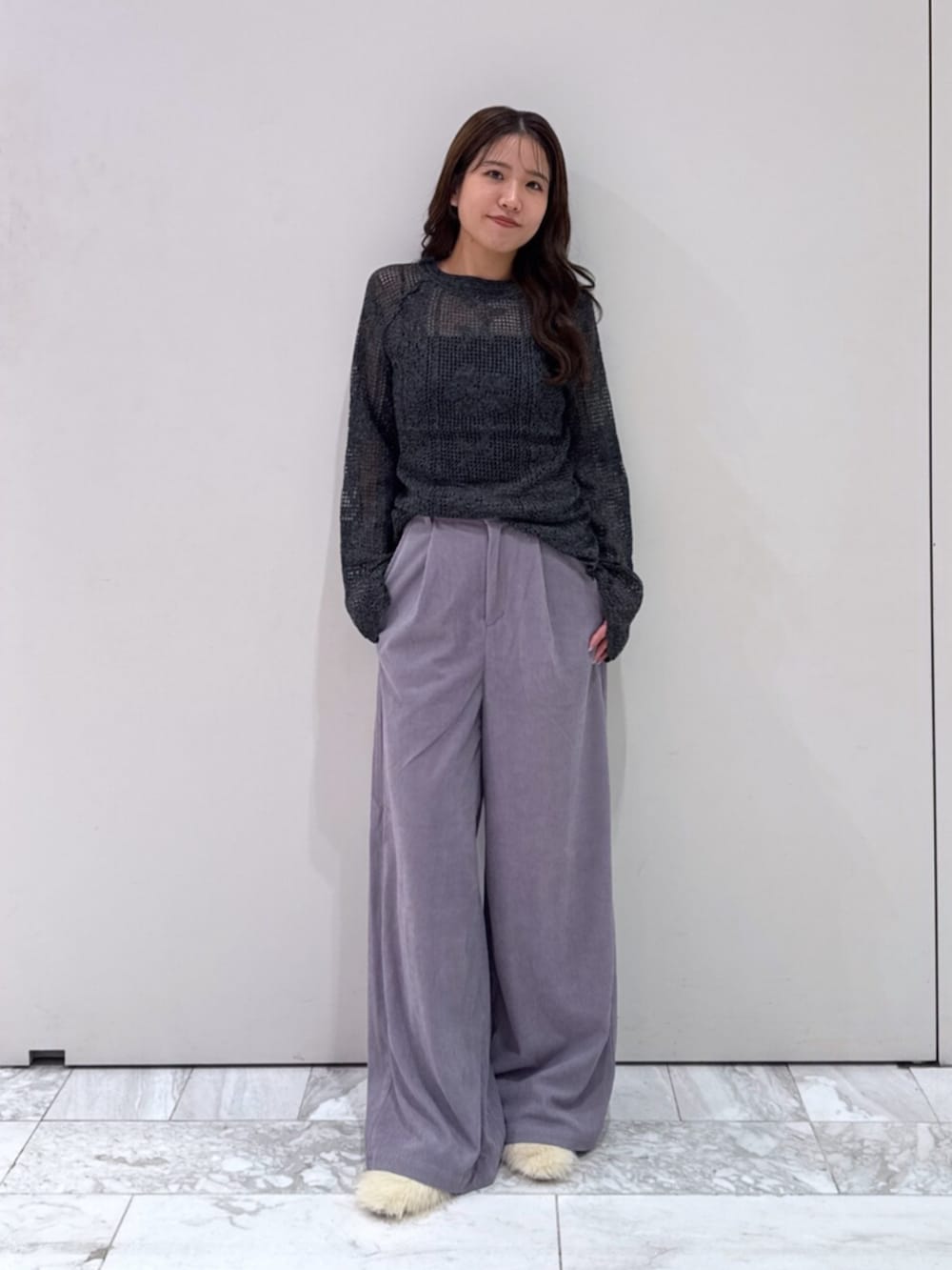 パープル系のその他パンツ、ホワイト系のその他シューズ、ブラック系のニット/セーターを着用したレディースの夏コーディネートの2枚目の写真