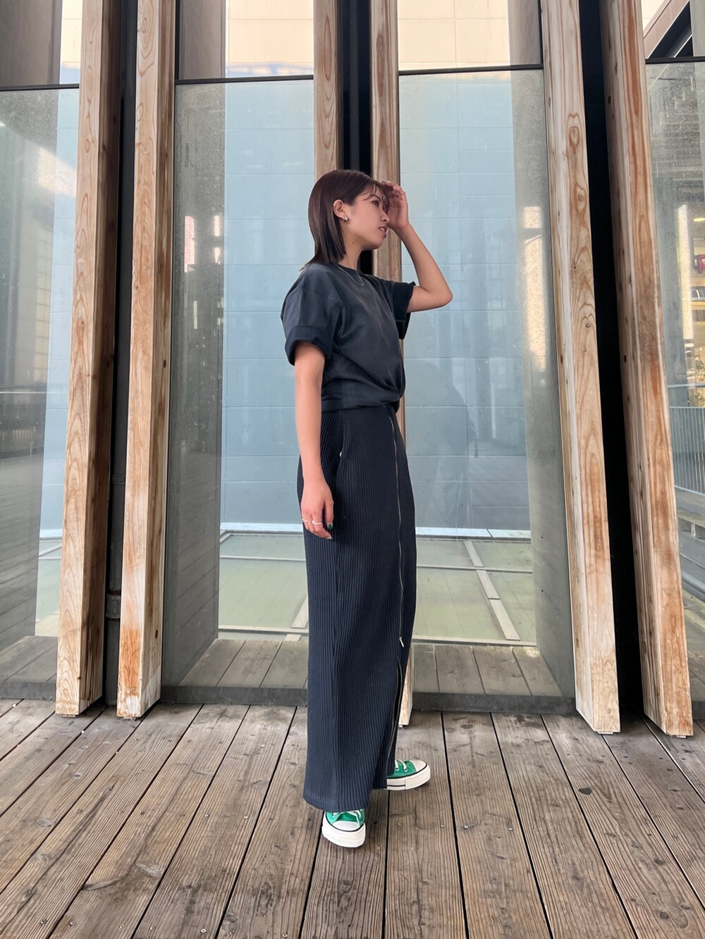 グレー系のTシャツ/カットソー、グレー系のスカート、グリーン系のスニーカーを着用したレディースの夏コーディネートの4枚目の写真