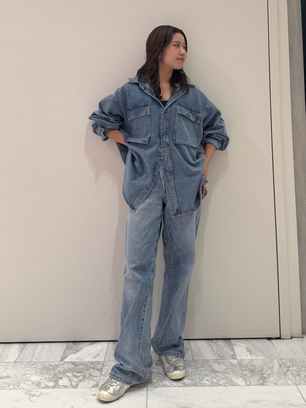 ブルー系のデニムパンツ、ブルー系のシャツ/ブラウスを着用したレディースの秋コーディネートの2枚目の写真