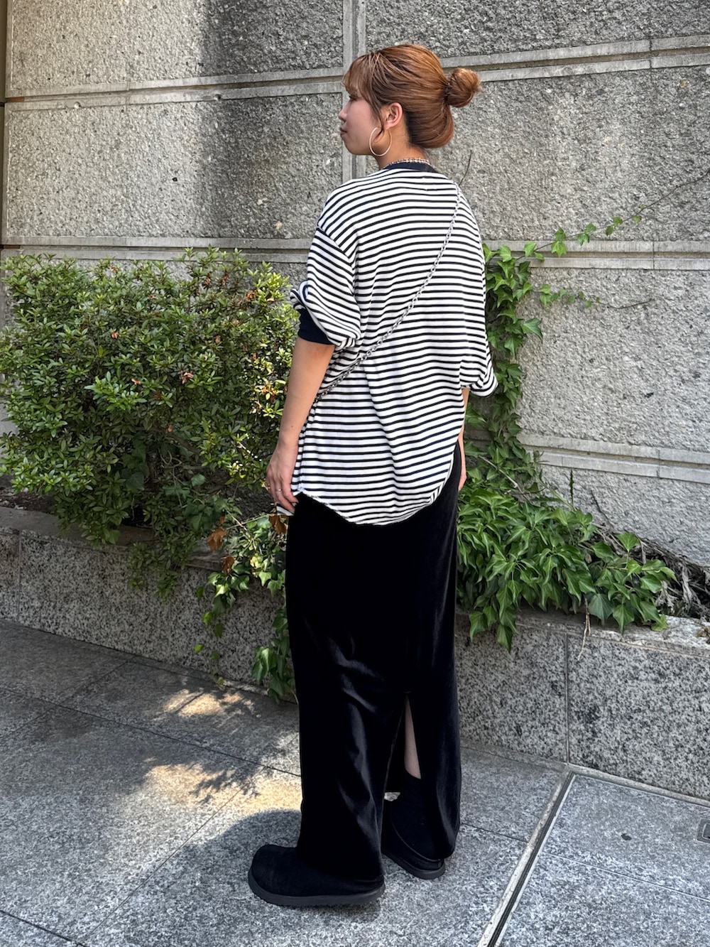 ブルー系のTシャツ/カットソー、ブラック系のスカート、ブラック系のスリッポンを着用したレディースの夏コーディネートの3枚目の写真