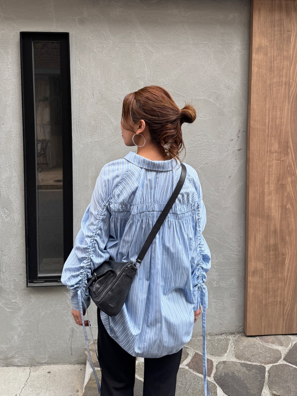 ブルー系のシャツ/ブラウス、ブラック系のその他パンツを着用したレディースの冬コーディネートの8枚目の写真