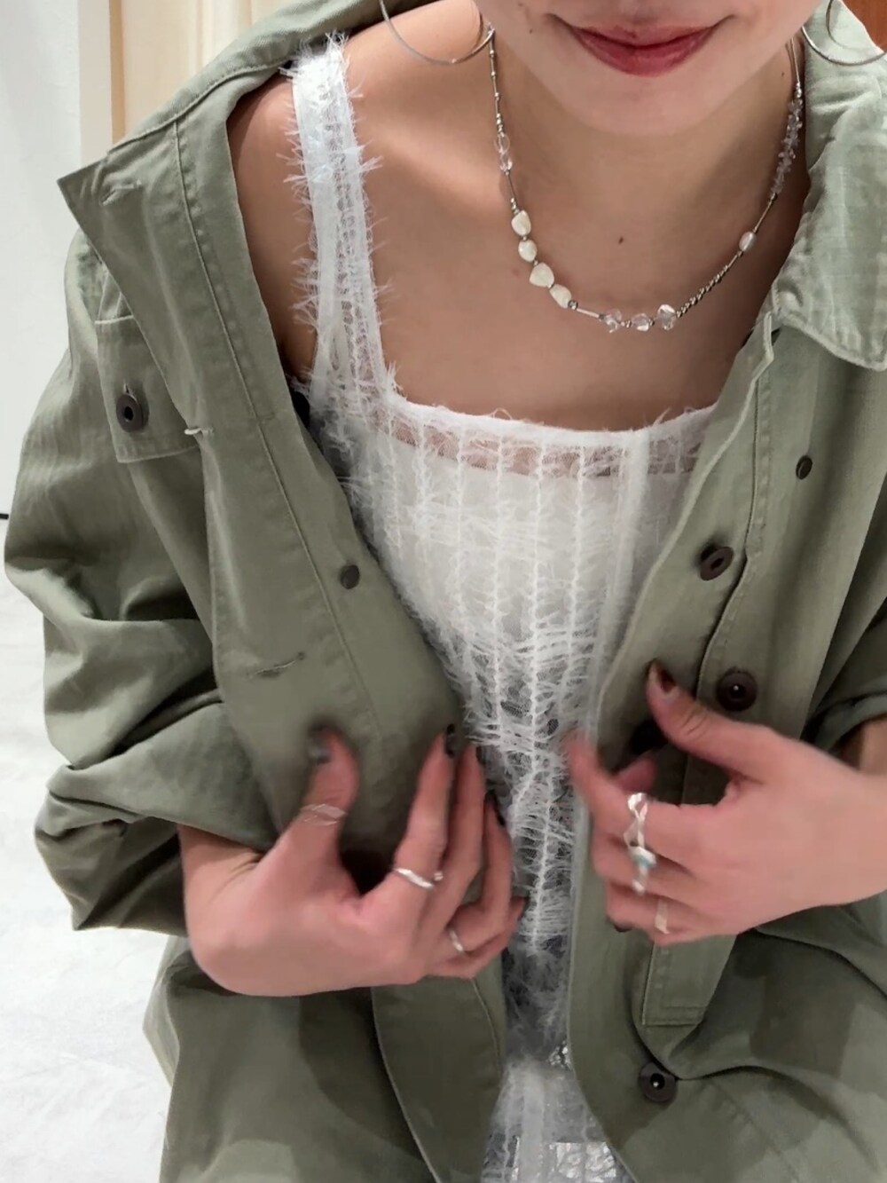 ホワイト系のワンピース、グリーン系のミリタリージャケット、グレー系のTシャツ/カットソーを着用したレディースの春コーディネートの7枚目の写真