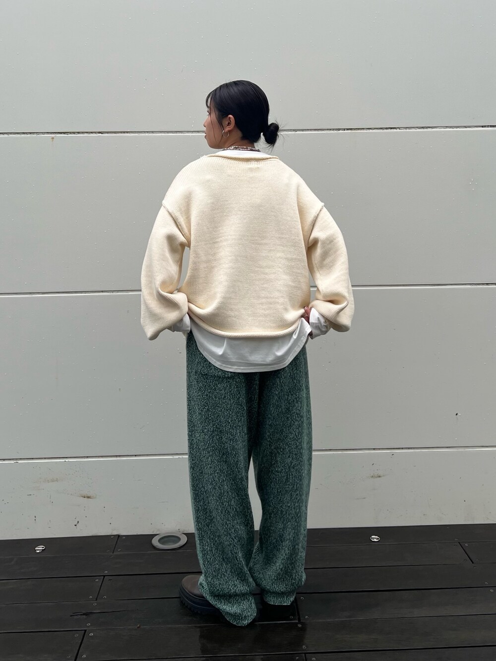 ホワイト系のニット/セーター、グリーン系のその他パンツ、ホワイト系のTシャツ/カットソーを着用したレディースの秋コーディネートの7枚目の写真