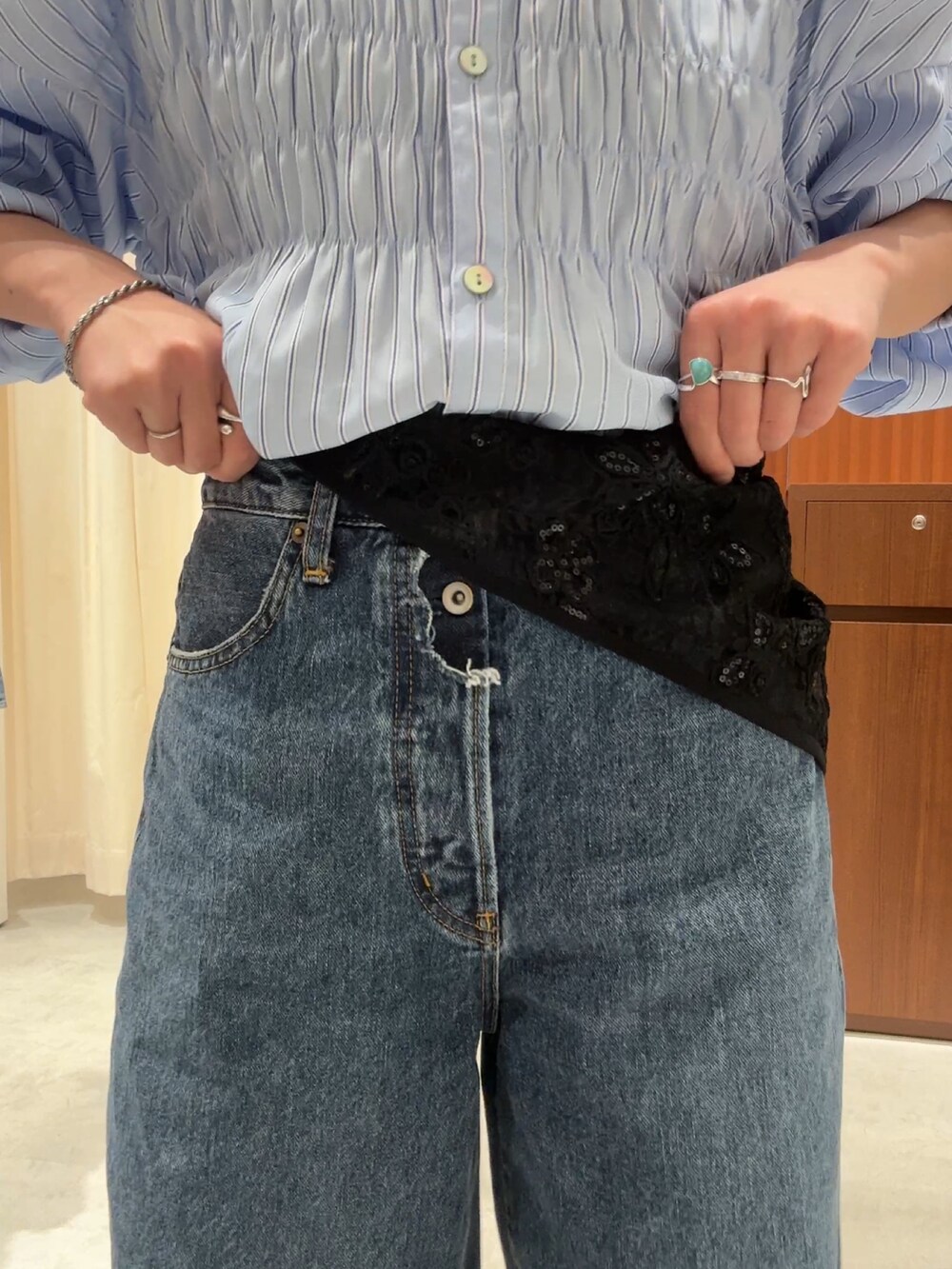 ブルー系のデニムパンツ、ブルー系のシャツ/ブラウス、ブラック系のローファーを着用したレディースの春コーディネートの8枚目の写真