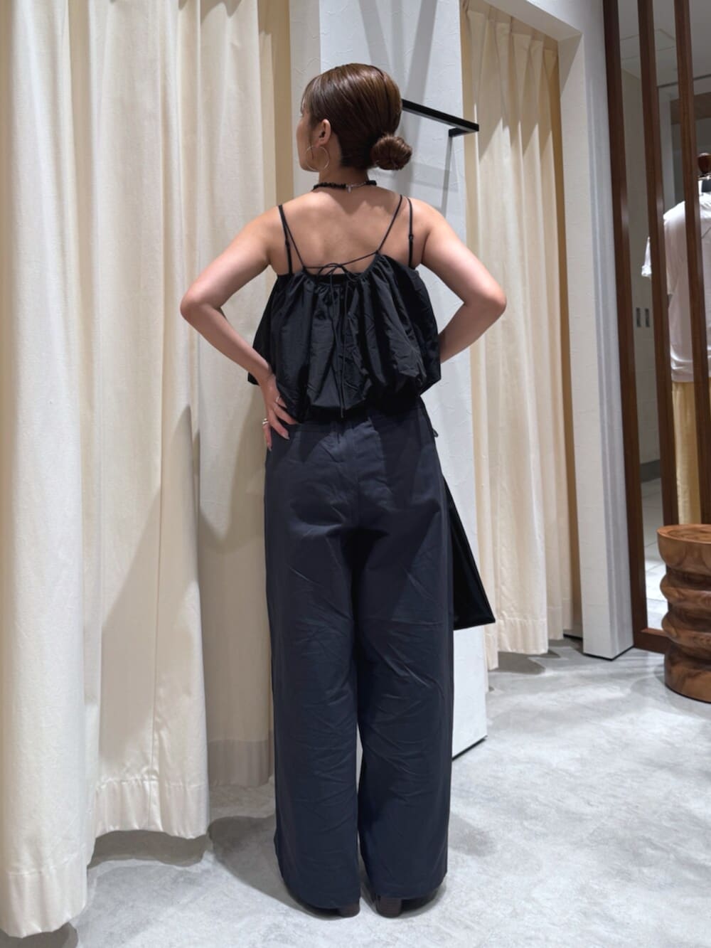 その他のサンダル、ブラック系のハンドバッグ、ブルー系のその他パンツを着用したレディースの夏コーディネートの5枚目の写真