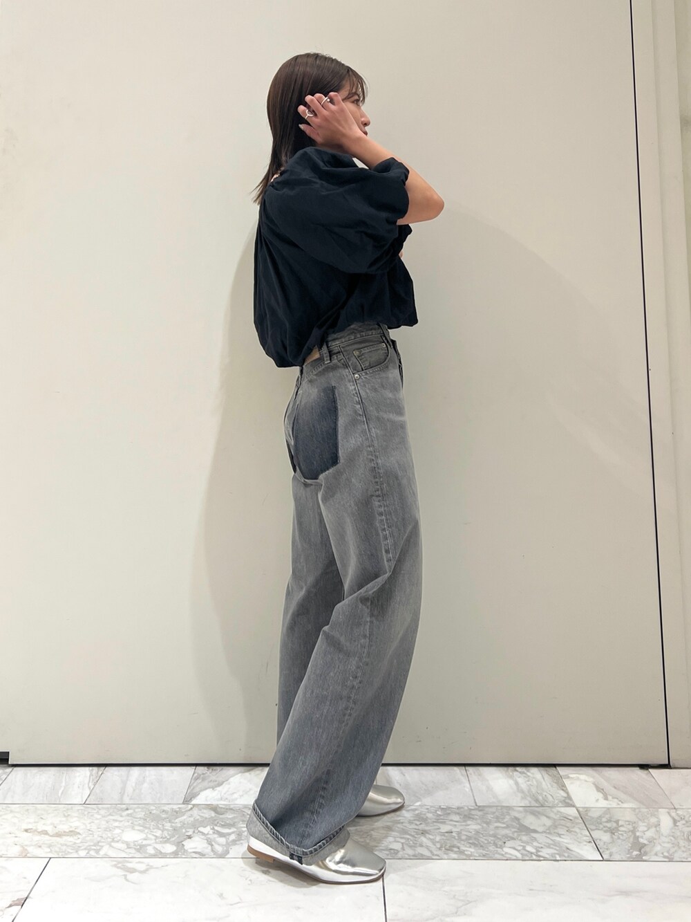 シルバー系のパンプス、ブラック系のデニムパンツ、ブラック系のシャツ/ブラウスを着用したレディースの夏コーディネートの5枚目の写真