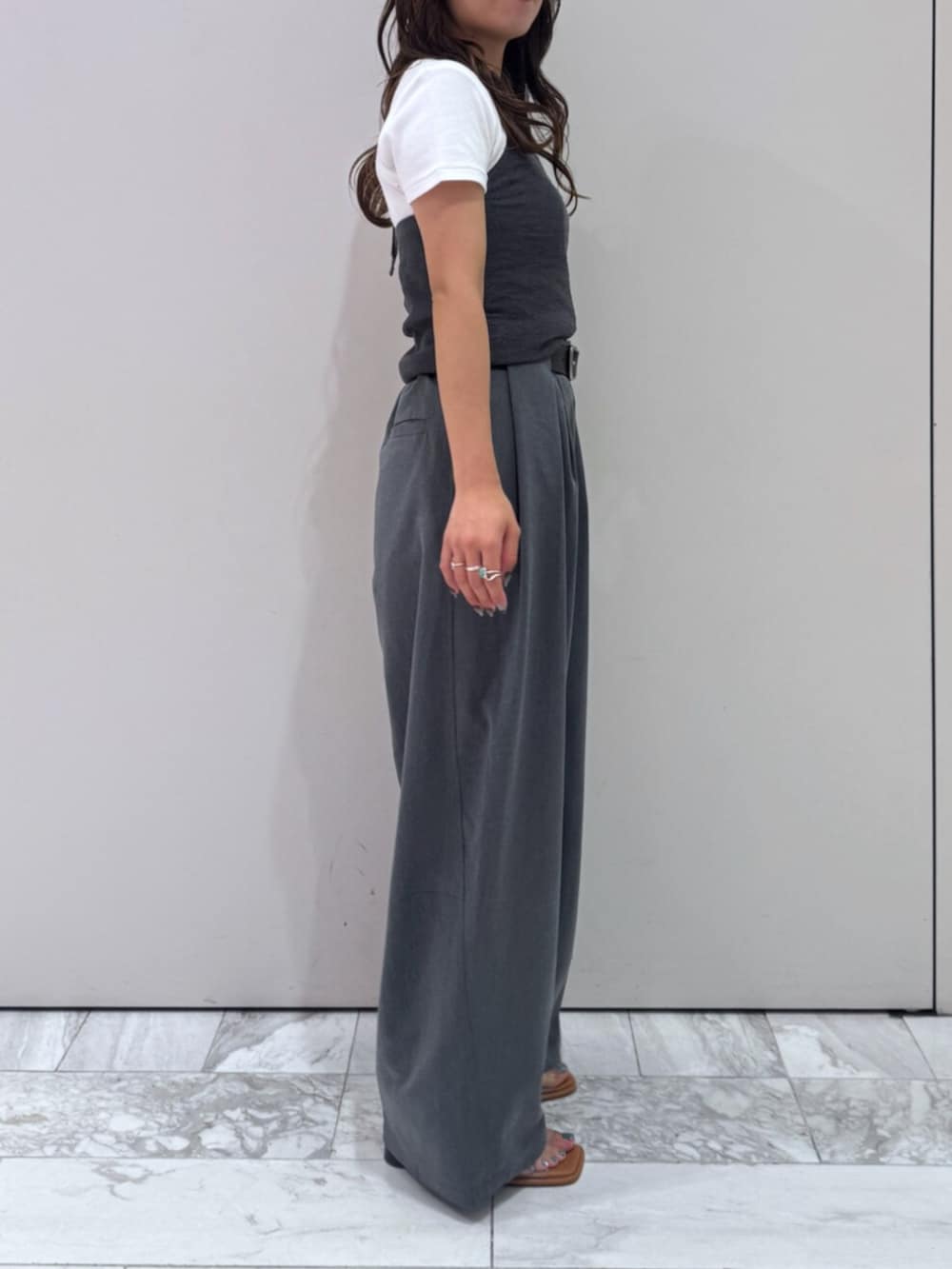 その他のサンダル、グレー系のその他パンツ、グレー系のニット/セーターを着用したレディースの夏コーディネートの3枚目の写真