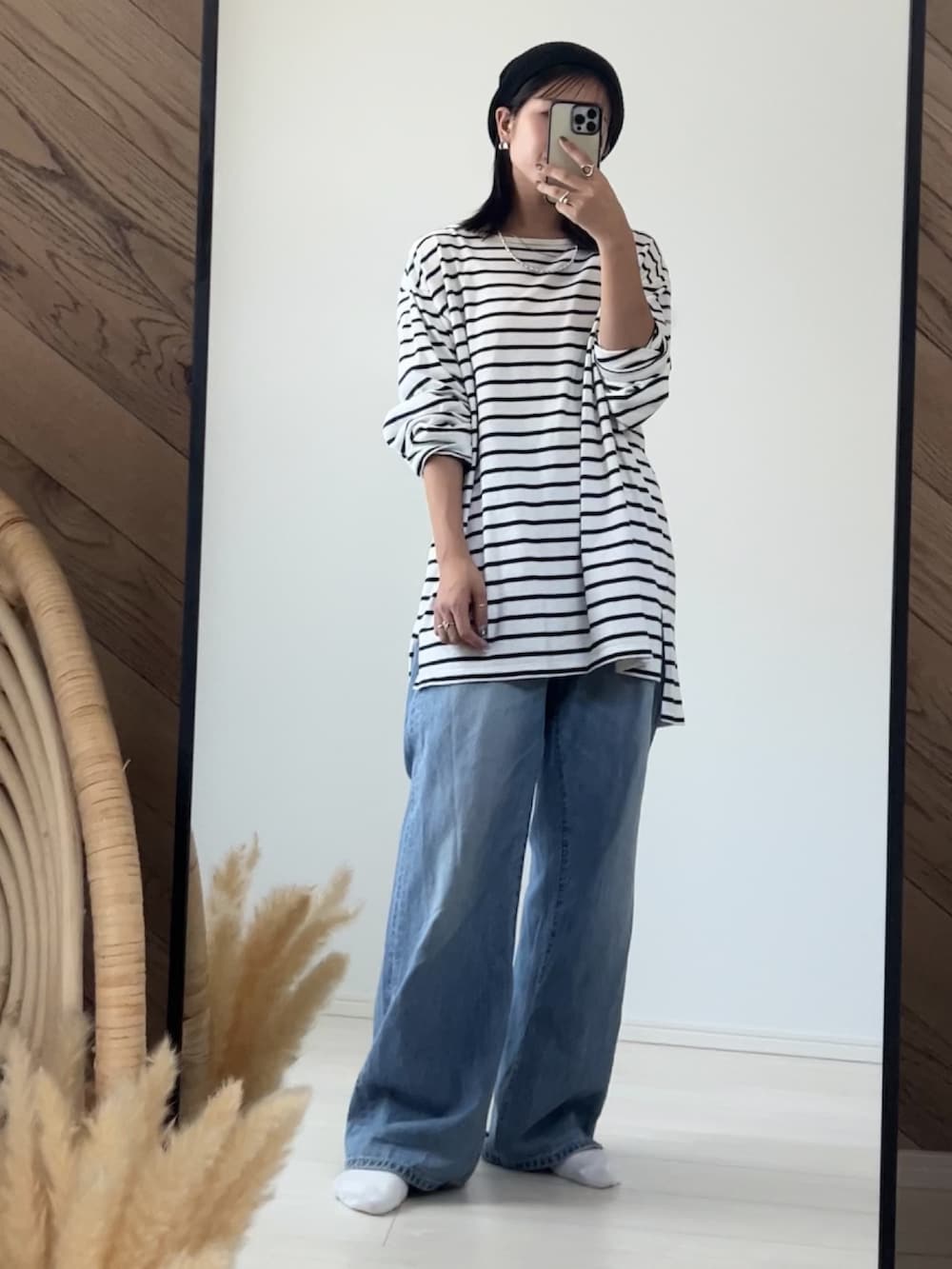ブルー系のデニムパンツ、ブラック系のベルト、ブラック系のニットキャップ/ビーニーを着用したレディースの秋コーディネートの2枚目の写真