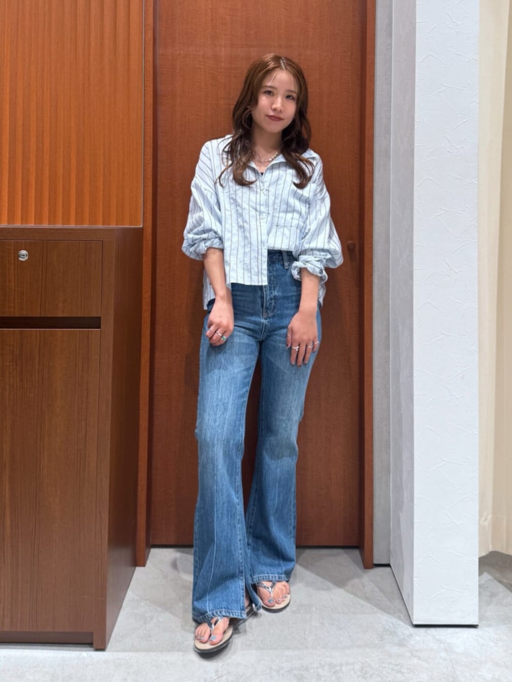 ブルー系のデニムパンツ、ブルー系のシャツ/ブラウスを着用したレディースの夏コーディネートの9枚目の写真