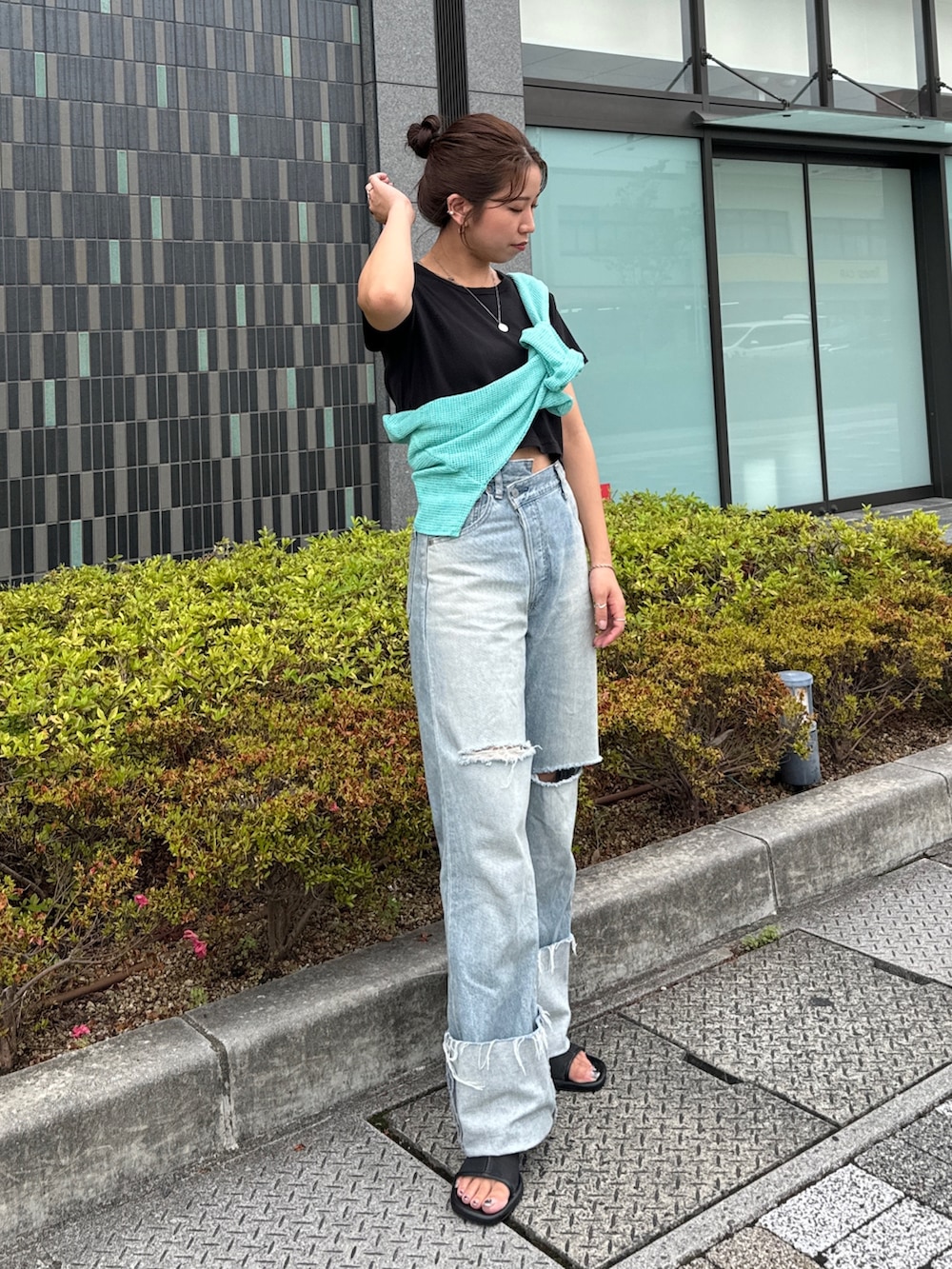 ブルー系のデニムパンツ、ブラック系のTシャツ/カットソー、ブルー系のTシャツ/カットソーを着用したレディースの夏コーディネートの6枚目の写真