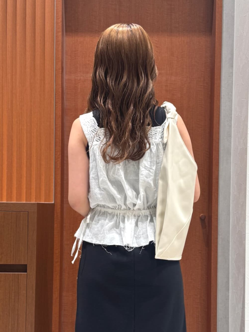 ホワイト系のタンクトップ、ブラック系のワンピース、ブラック系のサンダルを着用したレディースの夏コーディネートの6枚目の写真