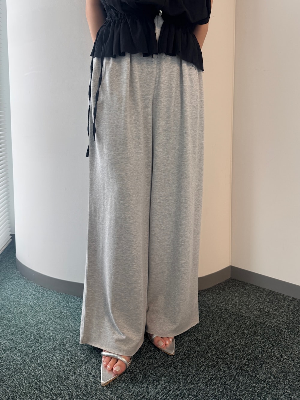 グレー系のその他パンツ、ブラック系のシャツ/ブラウスを着用したレディースの春コーディネートの10枚目の写真