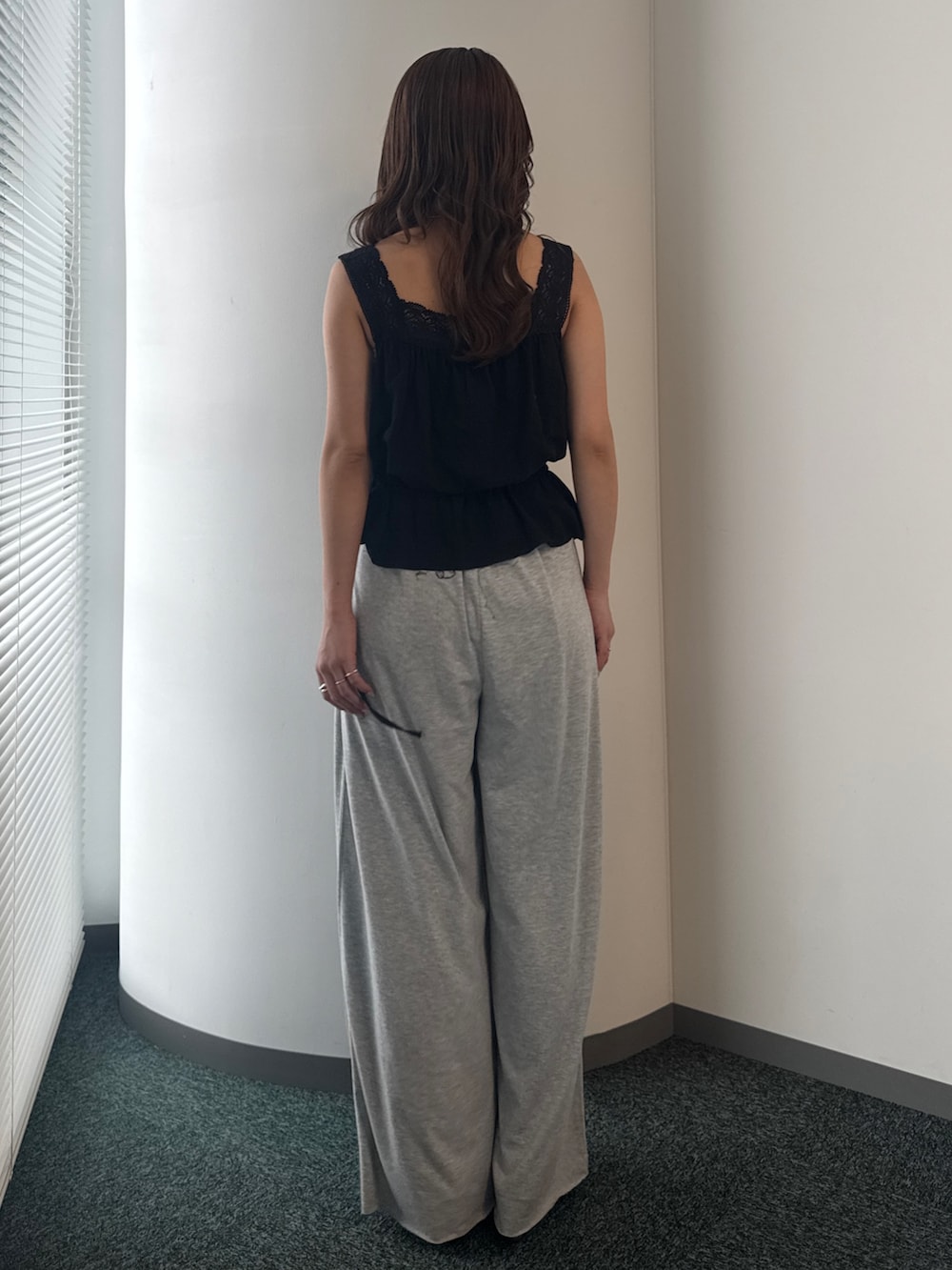 グレー系のその他パンツ、ブラック系のシャツ/ブラウスを着用したレディースの春コーディネートの4枚目の写真