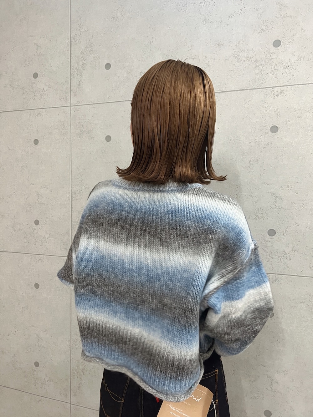 ブルー系のデニムパンツ、ブルー系のニット/セーターを着用したレディースの秋コーディネートの6枚目の写真