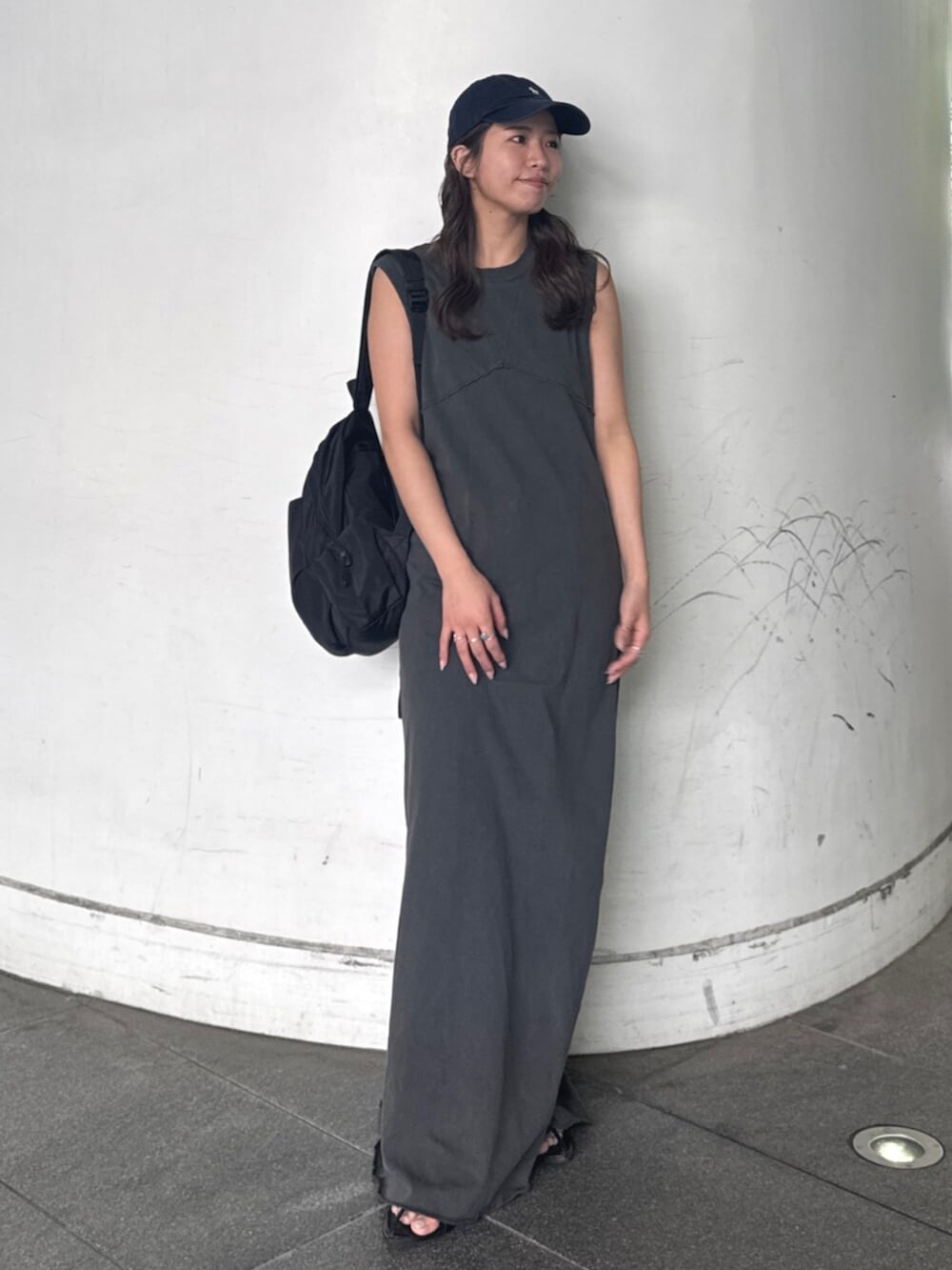 ブルー系のデニムパンツ、グレー系のワンピースを着用したレディースの春コーディネートの2枚目の写真