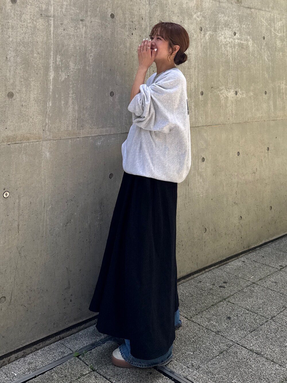 ブルー系のデニムパンツ、ブラック系のワンピース、グレー系のスウェットを着用したレディースの夏コーディネートの6枚目の写真