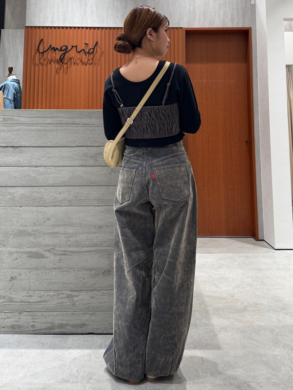 ベージュ系のデニムパンツ、ブラック系のTシャツ/カットソー、グレー系のキャミソールを着用したレディースの夏コーディネートの3枚目の写真