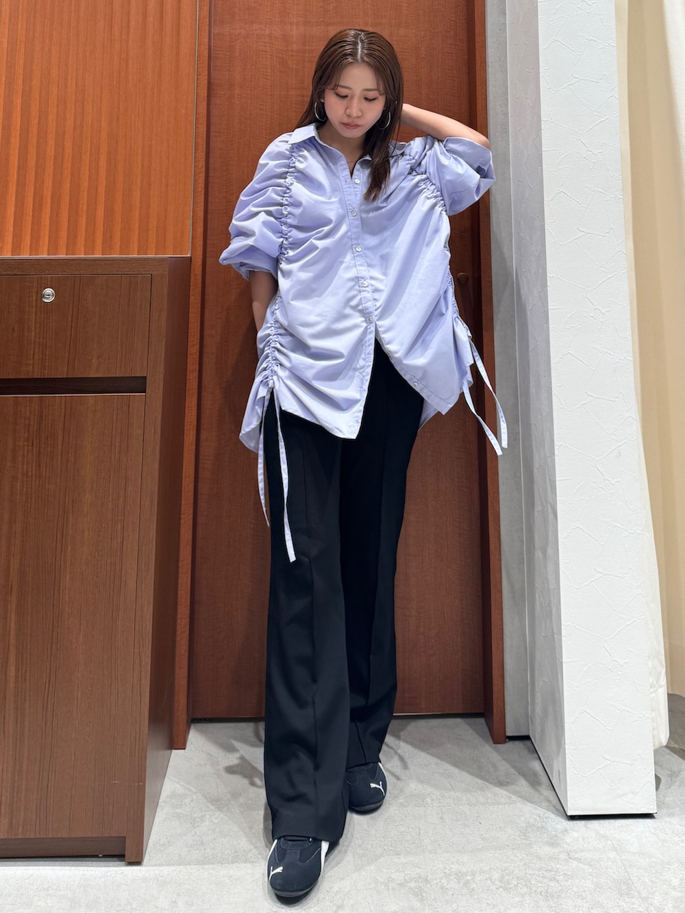 パープル系のシャツ/ブラウス、ブラック系のその他パンツを着用したレディースの冬コーディネートの2枚目の写真