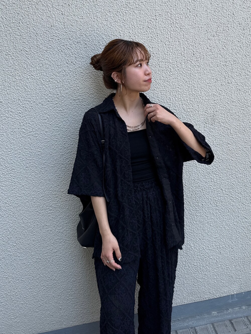 ブラック系のその他パンツ、ブラック系のシャツ/ブラウスを着用したレディースの夏コーディネートの6枚目の写真