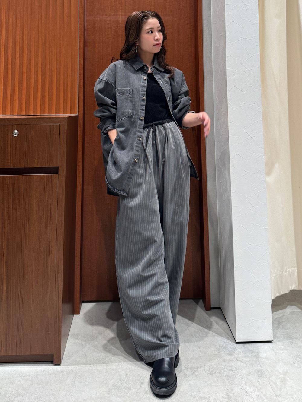 グレー系のその他パンツ、ブラック系のシャツ/ブラウスを着用したレディースの冬コーディネートの5枚目の写真