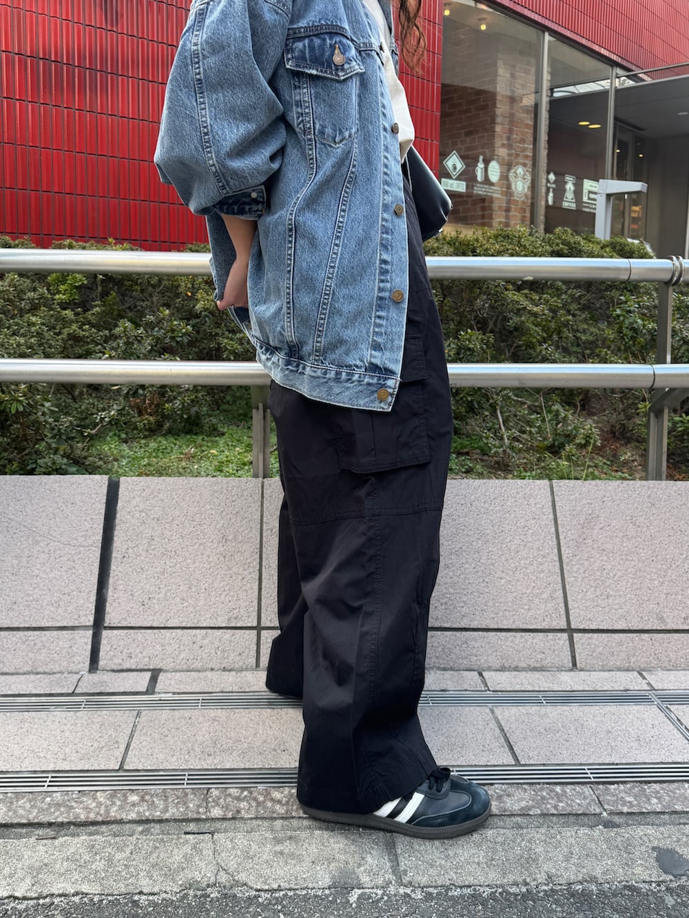 ブラック系のその他パンツ、ブルー系のデニムジャケット、ホワイト系のTシャツ/カットソーを着用したレディースの冬コーディネートの9枚目の写真