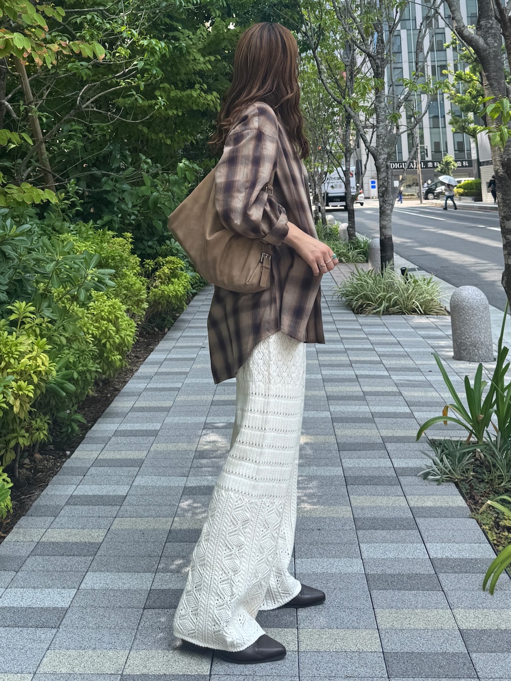 ブルー系のシャツ/ブラウス、ホワイト系のその他パンツ、ブラウン系のブーツを着用したレディースの秋コーディネートの4枚目の写真