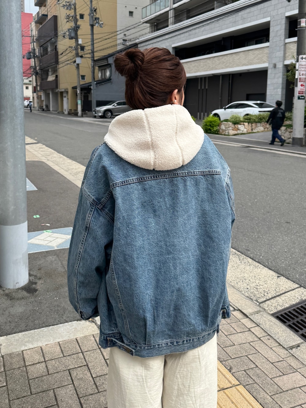 ブルー系のデニムジャケット、ホワイト系のパーカー、ホワイト系のその他パンツを着用したレディースの秋コーディネートの9枚目の写真