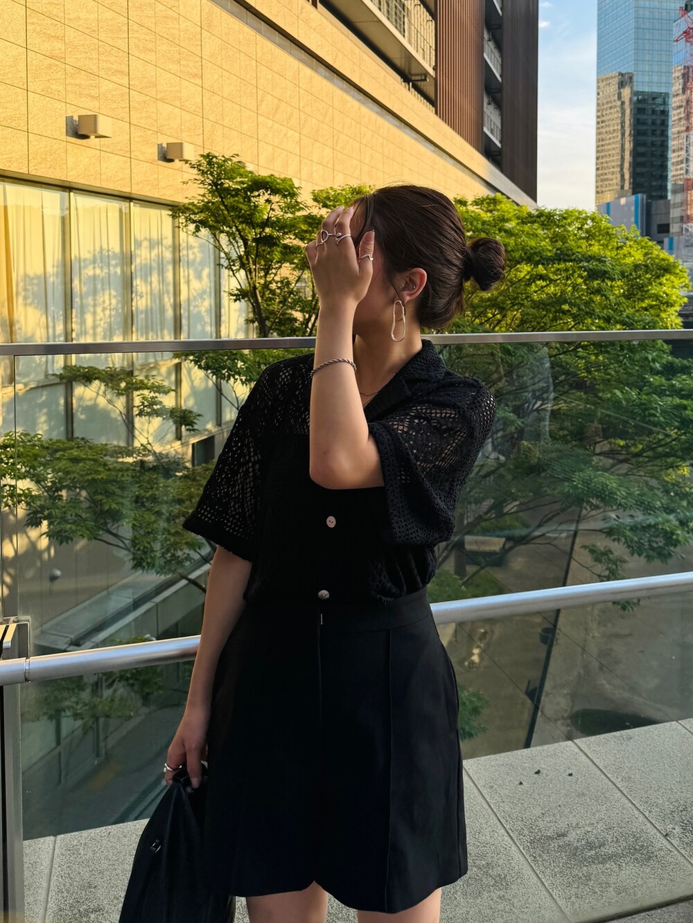 ブラック系のシャツ/ブラウスを着用したレディースの夏コーディネートの3枚目の写真